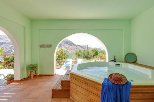 Holiday Home, Kavallos