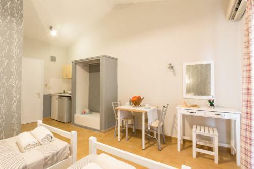 Royal Garden Apartments - Yellow