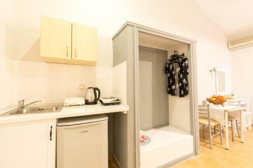 Royal Garden Apartments - Yellow