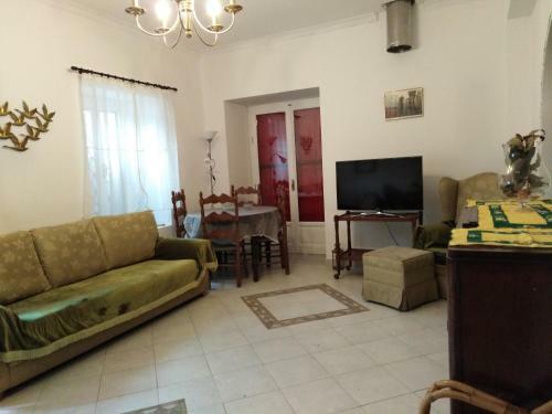 Epavli Sofia' S Two Apartments In Horto, 30m From The Sea