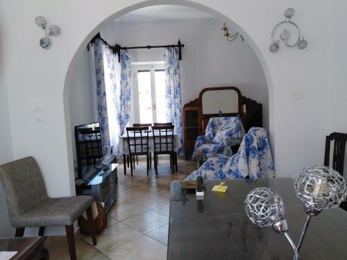 Epavli Sofia' S Two Apartments In Horto, 30m From The Sea