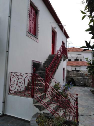 Epavli Sofia' S Two Apartments In Horto, 30m From The Sea