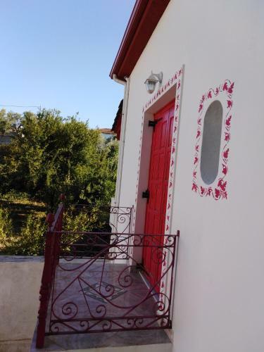 Epavli Sofia' S Two Apartments In Horto, 30m From The Sea