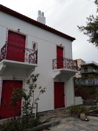Epavli Sofia' S Two Apartments In Horto, 30m From The Sea