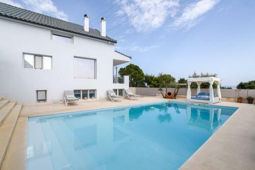 Luxurious Villa Malomar