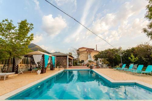 Beachfront Luxury Villa-private Pool, Garden Retreats