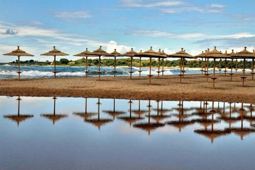 Beachfront Luxury Villa-private Pool, Garden Retreats