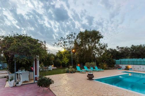 Beachfront Luxury Villa-private Pool, Garden Retreats