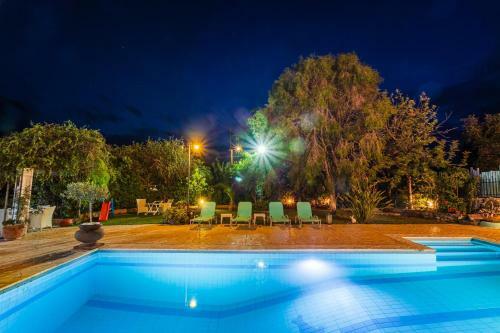Beachfront Luxury Villa-private Pool, Garden Retreats