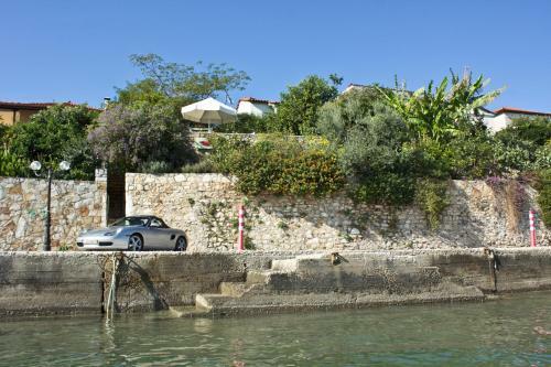 Kiveri 1876 Traditional Seafront Cottage