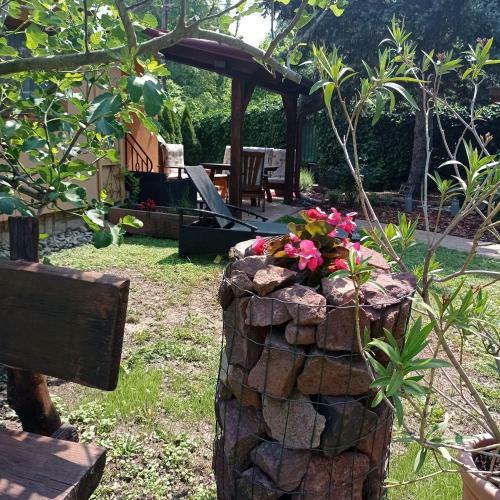 R�zsa Apartman