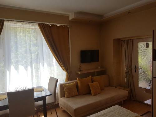 R�zsa Apartman