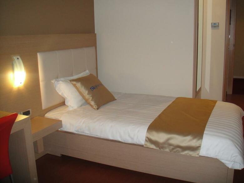 Sky 2 Hotel