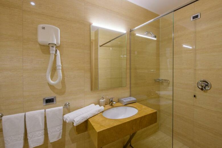 Sky 2 Hotel