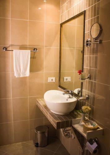 Theranda Hotel