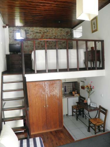 Hostal ?oe Studios