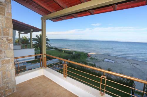 Villa Omega - Beachfront, Garden, Bbq