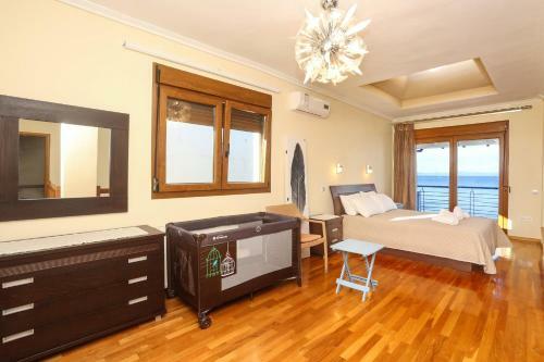 Villa Omega - Beachfront, Garden, Bbq