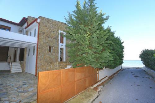 Villa Omega - Beachfront, Garden, Bbq