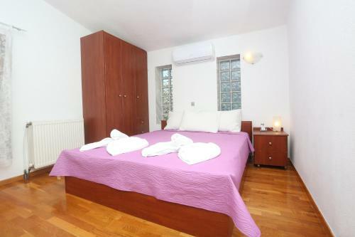 Villa Omega - Beachfront, Garden, Bbq