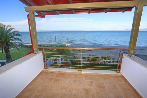 Villa Omega - Beachfront, Garden, Bbq