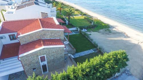 Villa Omega - Beachfront, Garden, Bbq