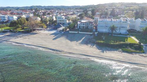 Villa Omega - Beachfront, Garden, Bbq