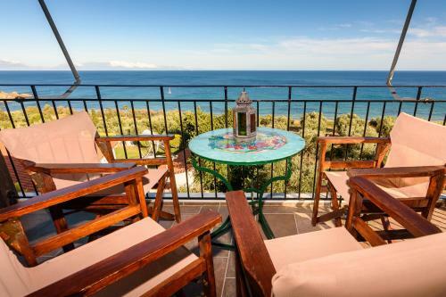 Eros Pittoresque Retreats - Perfect Location, Panoramic Seaview