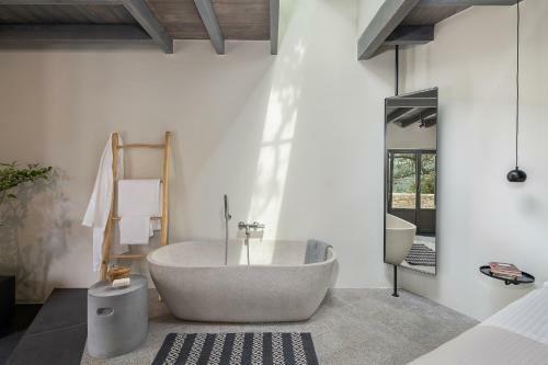 Velanis ?ouse, Style Into Nature - Secluded