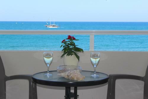 Amazing Beachfront Apartment In Hersonissos
