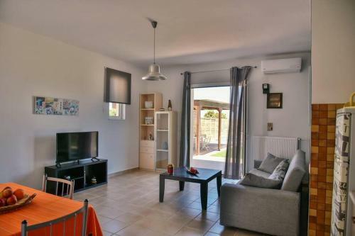 Mariza's Beachfront Apartment With Pool
