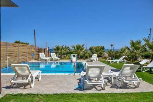 Mariza's Beachfront Apartment With Pool