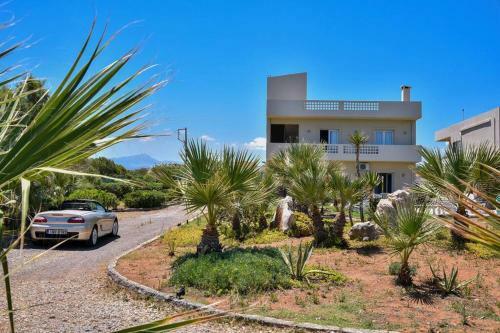 Mariza's Beachfront Apartment With Pool