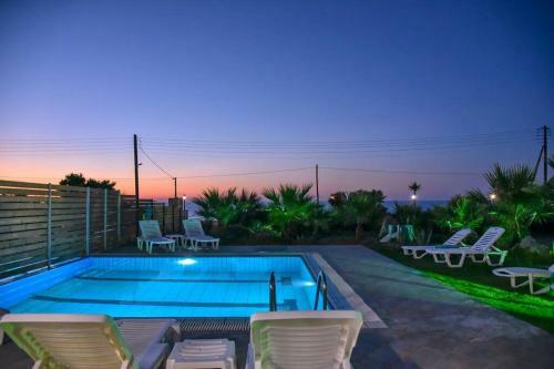 Mariza's Beachfront Apartment With Pool