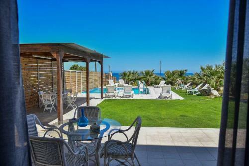 Mariza's Beachfront Apartment With Pool