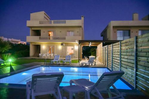 Mariza's Beachfront Apartment With Pool