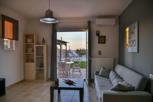 Mariza's Beachfront Apartment With Pool