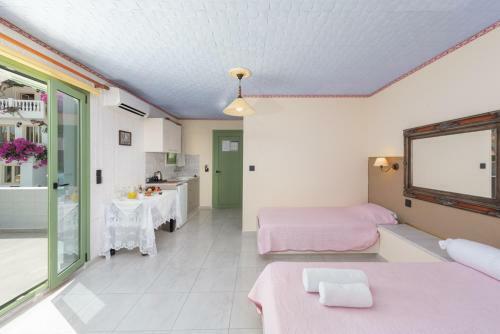 Hostal Room In Studio - Senior Citizen Suite In Blue