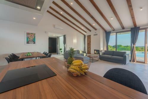 Villa T