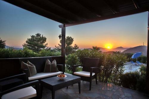 Villa Elia With Pool And Sea Views