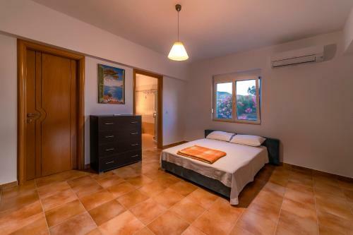 Villa Elia With Pool And Sea Views