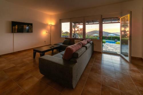 Villa Elia With Pool And Sea Views