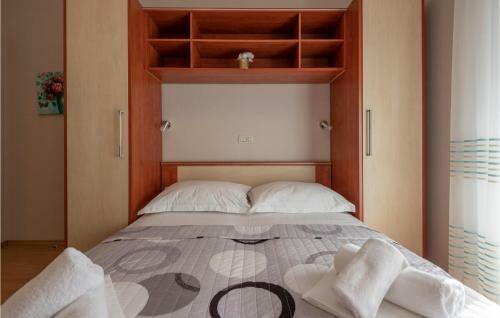 Awesome Apartment In Promajna With