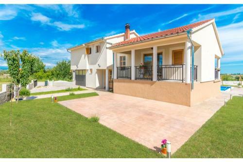 Tina Holiday House