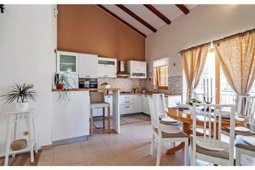 Tina Holiday House