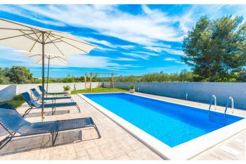 Tina Holiday House