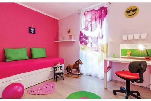 Tina Holiday House