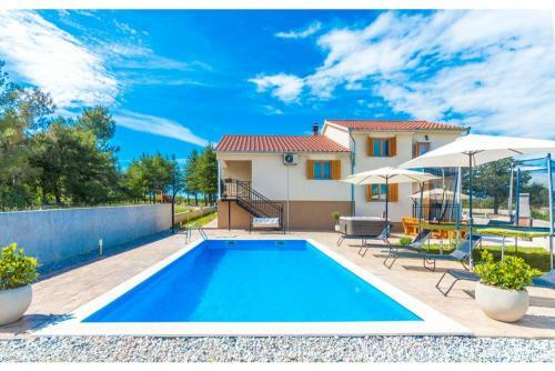 Tina Holiday House