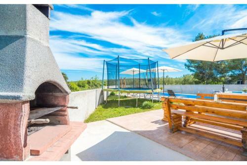 Tina Holiday House