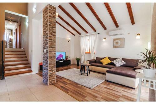 Tina Holiday House